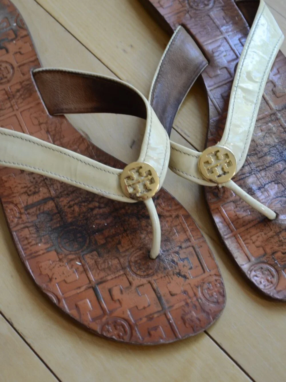 Tory Burch Thora Beige Leather Gold Logo Thong Flat Sandals Size 11M